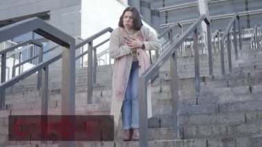 Beyaz bir kadın şehirde nefes darlığı çekiyormuş. - Ne? Bulaşıcı viral koronavirüs enfeksiyonu belirtileri gösteren güzel bir kadının portresi ve sol alt köşede Covid-19 işareti var..