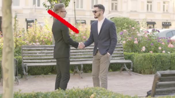 Два молодых кавказских бизнесмена пожимают друг другу руки, когда красные линии пересекают их приветствие и появляется совет на расстоянии 6,5 футов. Рекомендации ВОЗ по карантинным мерам безопасности, пандемия Ковида-19 . — стоковое видео