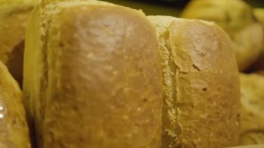 Taze ekmek ile rafta hareket eden kamera. Bakkalda satılık lezzetli fırının yakın çekimi. Yemek, alışveriş, sağlıklı beslenme konsepti.
