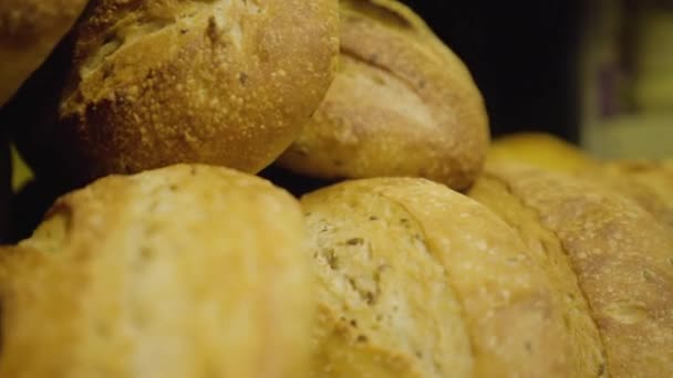 Fila di pane appena sfornato che giace sullo scaffale del supermercato. Macchina fotografica che si muove da destra a sinistra lungo la pasticceria saporita nel supermercato. Negozio al dettaglio, alimentari . — Video Stock