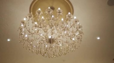 Üst sınıf otellerde asılı lüks tavan gölgeliklerinin yakın çekimi. Kapalı mekanlarda parlak altın bir abajur. Lüks, turizm, seyahat..