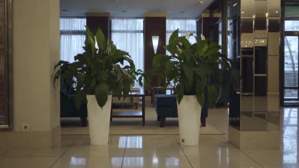 Hoogwaardige hotel lounge in luxe vestibule. Stijlvol interieur van mooie lobby in accommodaties. Toerisme, luxe, rijkdom, architectuur. — Stockvideo