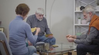 Huzurevinde kağıt oynayan üç yaşlı Kafkasyalı. Yaşlı erkek ve kadın evde boş bir akşam geçiriyorlar..