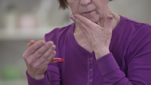 Mujer caucásica vieja irreconocible tocando la cara con la mano como mirando el espejo. Anciano frustrado jubilado perdiendo la belleza. Envejecimiento, depresión . — Vídeo de stock