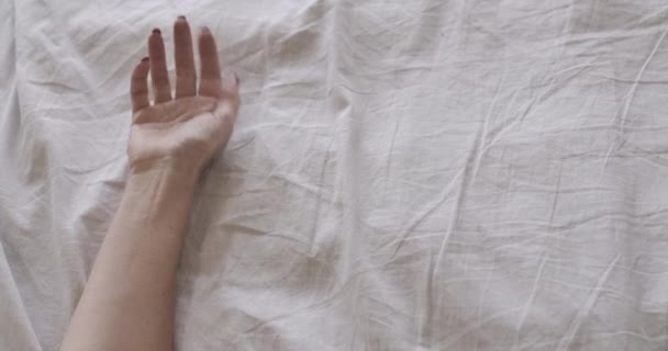 Κοντινό πλάνο της ηλικιωμένης γυναίκας Καυκάσια χέρι πέφτει στο κρεβάτι, αρσενικό παλάμη χαϊδεύει και λαμβάνοντας το χέρι συζύγους. Ώριμο, αγνώριστο ζευγάρι που κάνει σεξ το πρωί. Σχέση, απόλαυση. Κινηματογράφος 4k ProRes HQ — Αρχείο Βίντεο