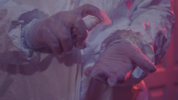 Неузнаваемый кавказский врач в защитных перчатках применяет антисептическое дезинфицирующее средство. Неизвестный медицинский работник, использующий гель для дезинфекции. Гигиена, коронавирусная пандемия, инфекционные заболевания Covid-19 . — стоковое видео