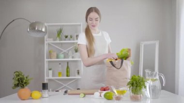 Kendine güvenen beyaz bir kadın evdeki poşetten meyve ve sebze çıkarıyor. İçeride sağlıklı öğle yemeği pişiren oldukça zayıf bir kız. Vejetaryenlik, sağlıklı beslenme, yaşam tarzı, güzellik..