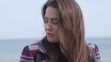 Güneşli bir günde nehir kıyısında dinlenen çekici esmer, beyaz bir kadın. Kahverengi gözlü esmer bayanın portresi hafta sonlarını dışarıda geçiriyor. Boş zaman, yaşam tarzı, doğa..