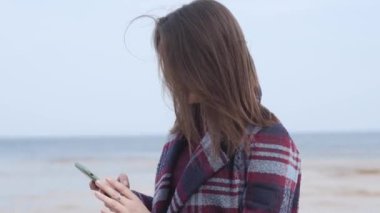 Kendine güvenen esmer kız dışarıda selfie çekiyor. Nehir kenarında poz veren ve gülümseyen esmer bir kadın. Eğlence, yaşam tarzı, milenyum, eğlence, doğa..