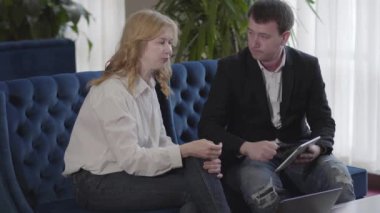 Profesyonel üst düzey beyaz kadın görüşü, çalışan planına katılmıyor. Kendine güvenen başarılı CEO 'nun portresi iş danışmanıyla projeyi tartışıyor. Planlama, yaşam tarzı, işbirliği.