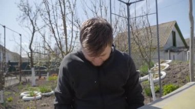 Kafkasyalı hasta bir adamın portresi hapşırıyor ve burnunu sürtüyor. Genç esmer, yakışıklı adam kameraya bakan bir şeye katılıyor. Uzak çalışma, uzaktan çalışma, karantina, yaşam tarzı, iş.