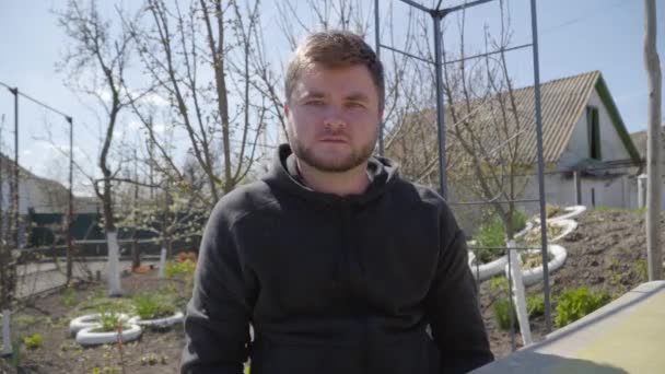 Retrato de un joven caucásico barbudo de acuerdo a cámara. Morena joven guapo chico teniendo videoconferencia al aire libre, gesto sí agitando la cabeza. Comunicación remota, chat en línea, estilo de vida . — Vídeos de Stock