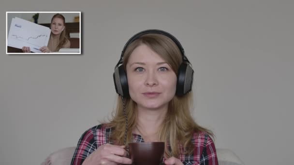 Belle jeune femme buvant du café et parlant avec un collègue dans le chat vidéo. Portrait de femme blonde caucasienne bavardant avec le PDG dans une conférence sans fil. Télétravail, freelance, lifestyle, business . — Video