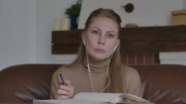 Kafkasyalı ciddi bir kadının portresi biriyle aynı fikirde değil. Çevrimiçi görüntülü sohbette konuşan çekici sarışın kadın. İş, yaşam tarzı, Covid-19 tecrit, kendini tecrit, uzaktan çalışma.