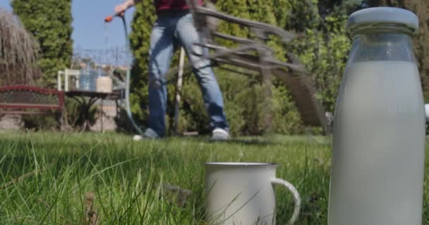 Timelapse del hombre caucásico que limpia los muebles del jardín al aire libre en día soleado de la primavera. Un tipo deportivo diligente preparándose para la barbacoa. Estilo de vida, limpieza, buen tiempo. Sede del cine 4k ProRes . — Vídeo de stock