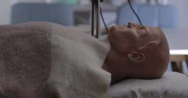 Manken üzerinde ilk yardım pratiği yapan tanınmamış bir adam. Erkek eller göğüs masajı yapıyor. Harici kalp masajı yapıyor. Sağlık hizmetleri. Yardım, tıbbi konsept. Sinema 4k ProRes Merkezi.
