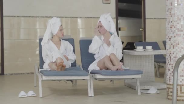 Framifrån av vuxna kaukasiska kvinnor talar efter skönhetsingrepp i spa hotell. Ett brett spektrum av rika affärskvinnor som vilar på semester. Framgång, livsstil, rikedom, lyx. — Stockvideo