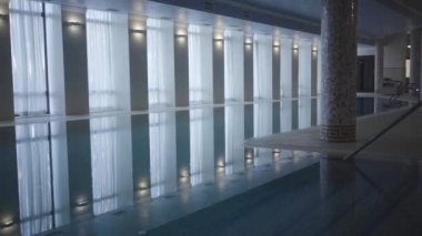 Kaplıca otelinde lüks bir yüzme havuzu. Lüks turizm, rahatlama, sükunet, zengin yaşam tarzı kavramı.