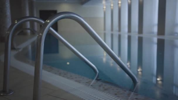 Nahaufnahme der Pooltreppe in einem luxuriösen Resort. Keine Leute im Kurhotel. Luxus, Tourismus, Freizeit, Wohlstand. — Stockvideo