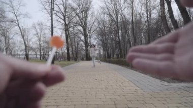 Kaçıranlar, küçük beyaz bir kızın şehir parkında tek başına dinlendiğini düşünüyorlar. Bulanık erkek elleri lolipopu tutuyor ve beyaz bir çocuğa el sallıyor. Çocuk adama koşuyor ve gidiyor..