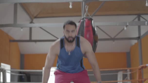 Sebevědomý silný sportovní trénink s křížovým kolem. Svalnatý muž ze Středního východu cvičí v posilovně. Vzpírání, sport, zdravý životní styl, cvičení. — Stock video