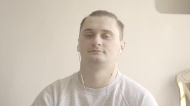 Genç esmer adamın görüntülü sohbetteki meslektaşlarına veda edişi. İnternette çalışan beyaz bir gencin portresi. Freelnce, uzaktan kumanda. S-seyir defteri 2, QuickTime ProRes 422 HQ.