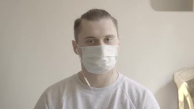 Yüz maskeli genç adamın yakın çekimi online sohbete katılmıyor. Evden çalışan beyaz erkek çalışanın portresi. Covid-19, koronavirüs kilitlenmesi, uzaktan kumanda. S-seyir defteri 2, QuickTime ProRes 422 HQ.