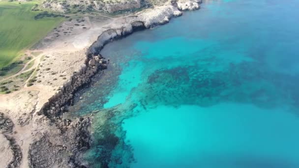 Amplio plano de laguna de mar turquesa en Chipre resort. Vista aérea del agua transparente del mar Mediterráneo con piedras en el fondo en el soleado día de verano. Turismo, naturaleza, paisaje marino, belleza . — Vídeo de stock
