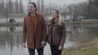 Sevgi dolu bir kadınla nehir ya da göl boyunca yürüyüp elini öpen mutlu bir adamın portresi. Beyaz bir koca kırsalda karısıyla çıkıyor. Aşk, eğlence, yaşam tarzı, bağlanma..