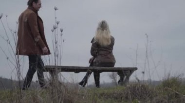 Sarışın, yakışıklı bir adam göl kıyısındaki bankta oturan ve kız arkadaşına sarılan bir kadına geliyor. Neşeli, güzel, beyaz bir çift burunlarını sürterek suya bakıyorlar. Aşk, flört..