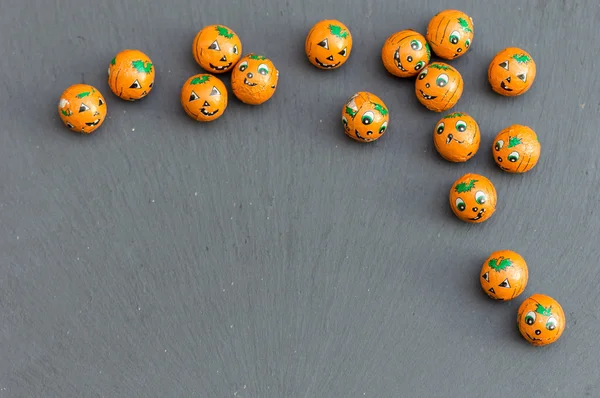 Cadılar Bayramı Balkabağı şeker topları kayrak üzerine.