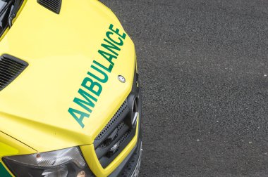 Acil servis ambulans kopya alanı ile önü.