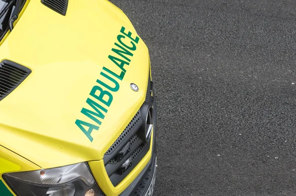 Acil servis ambulans kopya alanı ile önü.