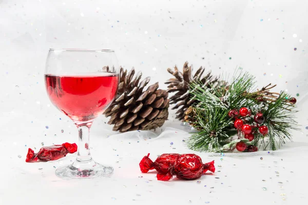 Vinho de luxo e doces de chocolate para a temporada de Natal . — Fotografia de Stock