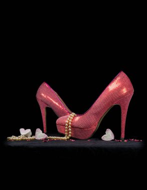 Seksi pembe stiletto ayakkabı inci ve kalpleri ile.