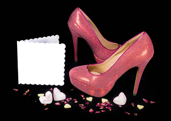 Rosa skor på svart bakgrund, kort med kopia utrymme. — Stockfoto