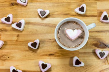 Sevgililer için tatlı kalpler ve sıcak çikolata içeceği. Yassı lay.