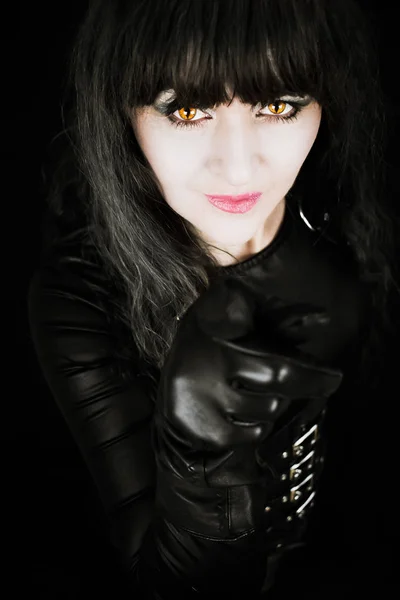 Aantrekkelijke vrouw met katten ogen dragen zwart en vinger. — Stockfoto