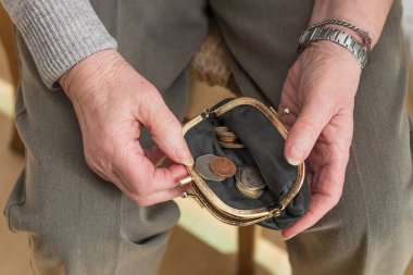 Elleri bozuk para çantası içinde kontrol bir emekli