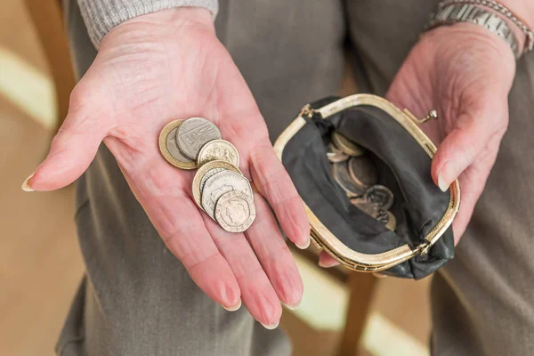 Geld in der Hand und Handtasche einer älteren Frau. — Stockfoto