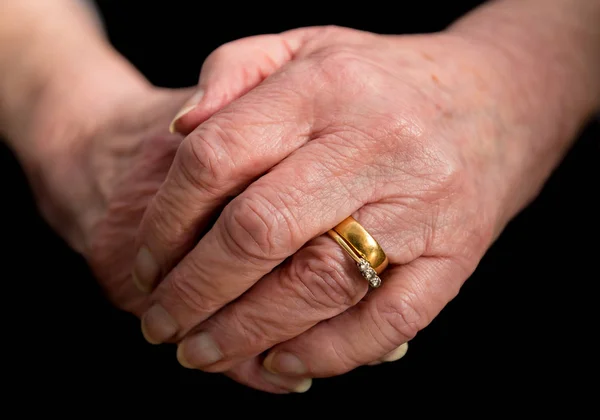 Zbliżenie na ręce starszej Pani mąż. — Zdjęcie stockowe