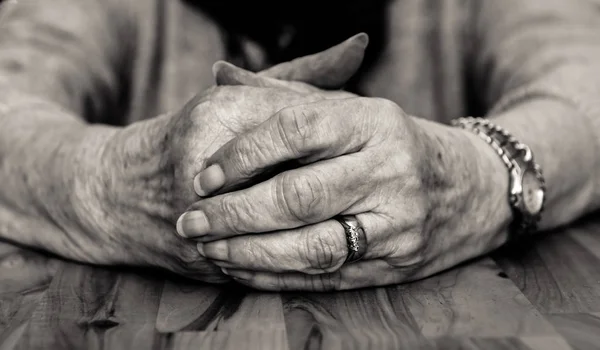Siyah beyaz görüntü eski bayanın sıktı elleri. — Stok fotoğraf