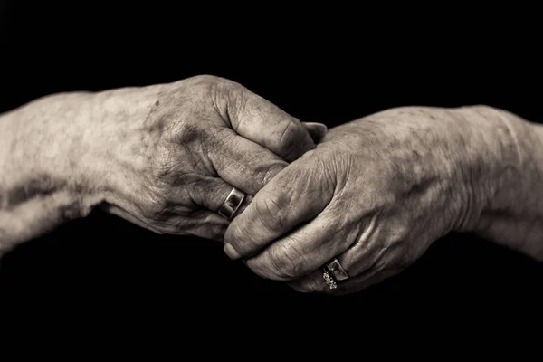 Yaşlı bayanın eller. Yaşlılık kavramı yasta dul — Stok fotoğraf