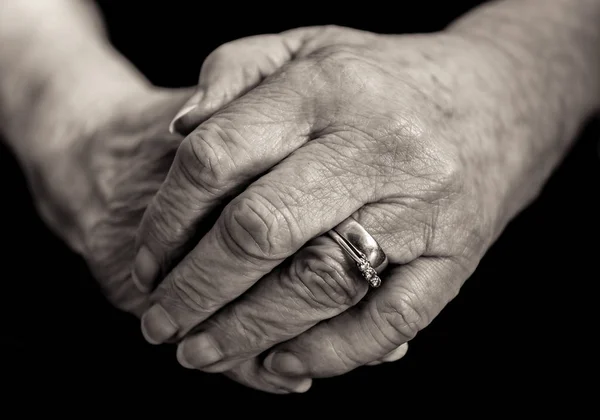 Monochrome close up of an elderly married lady's hands. — Stock Photo, Image
