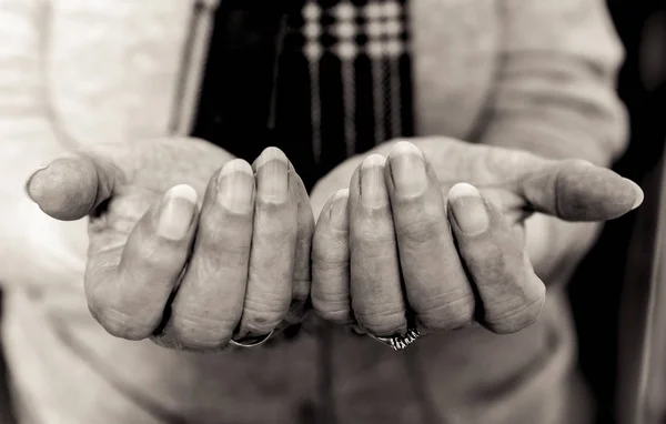 Yaşlı bayanın jest yalvarıyor eller. Siyah ve beyaz. — Stok fotoğraf