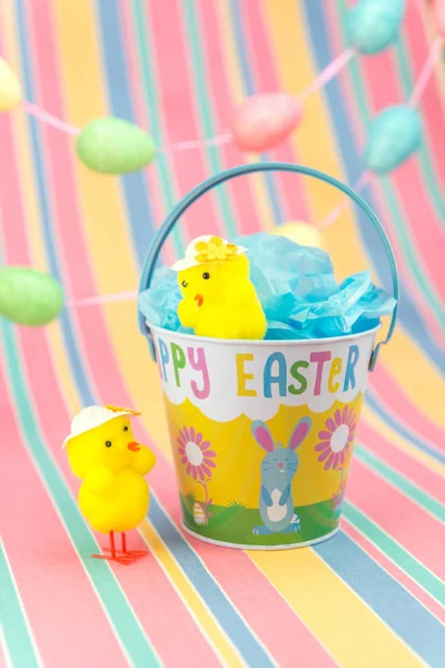 Escena de fiesta de Pascua con polluelos y cubo de esmalte. Vertical . —  Fotos de Stock