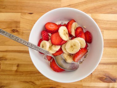 Sağlıklı Kahvaltı gevreği çilek ve muz ile.