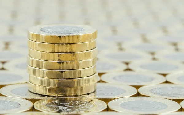 Британские деньги, новые фунтовые монеты в аккуратной стопке . — стоковое фото