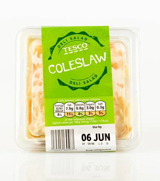 Container med Tesco-egen coleslaw deli salat . – stockfoto