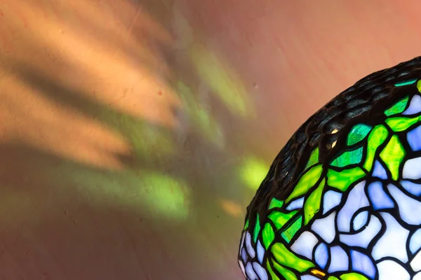 Tiffany style lamp and reflections. Diagonal close up. — Stock Photo, Image